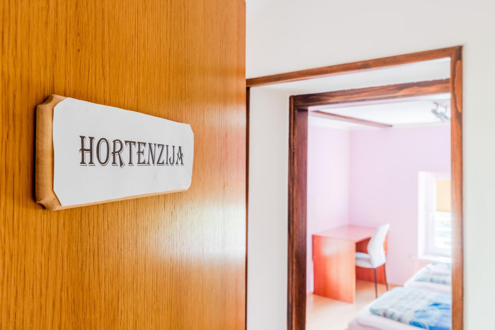 Apartments Orhideja โทลมิน ภายนอก รูปภาพ
